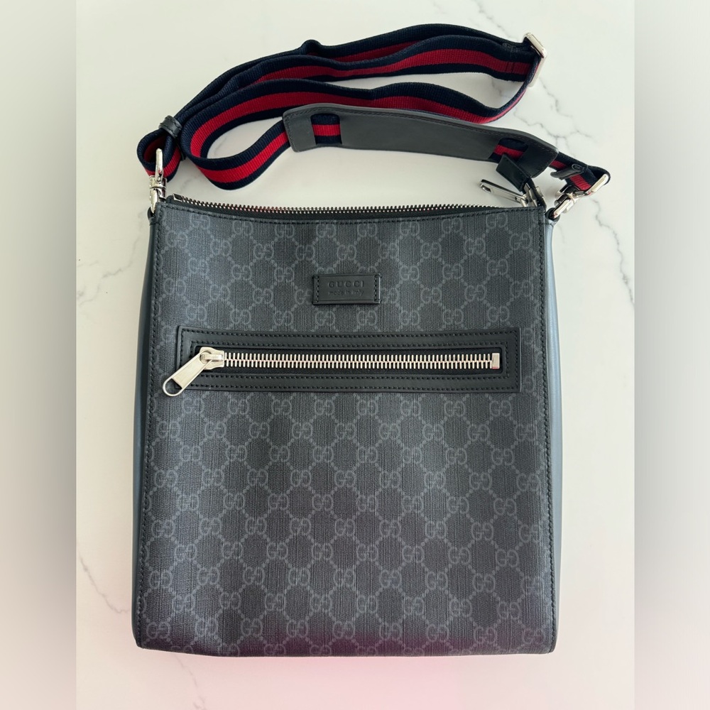 Authentic Gucci Supreme monogram Messenger bag